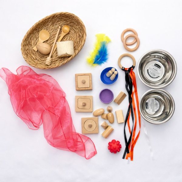 Canasto de los tesoros con puzles, plumas y fuentes