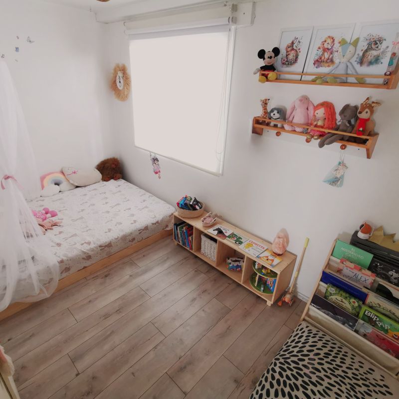 Dormitorio adaptado con cama baja y muebles a su altura