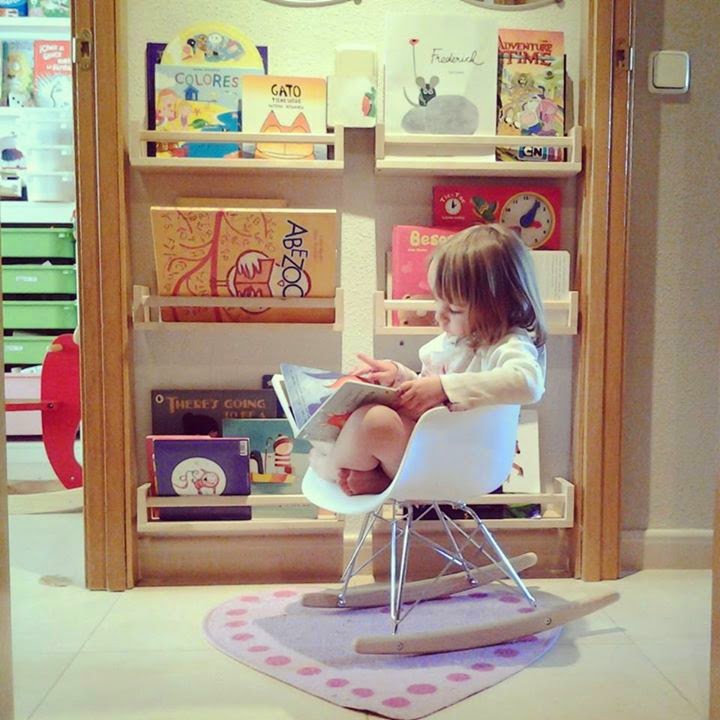 Niña leyendo en un ambiente preparado sin errores comunes