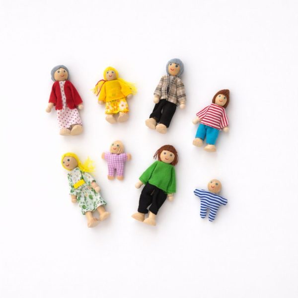 Alternative view of Familia de madera con ropa