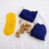 Set de bloques geométricos de madera con tarjetas educativas y bolsas de tela para aprendizaje infantil