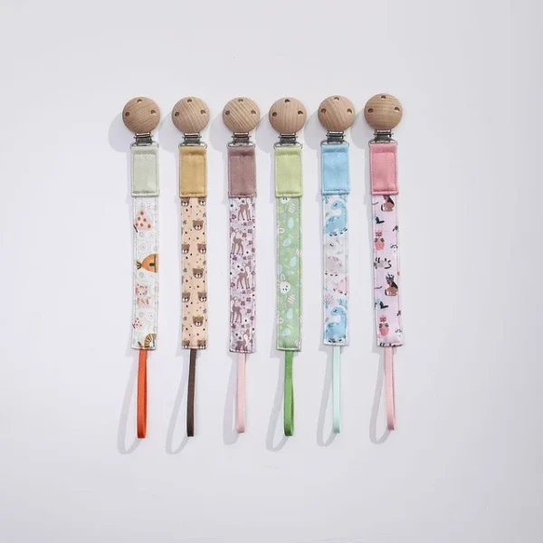 Portachupetes de tela con broche de madera