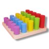 Palitos Montessori de madera con cilindros de colores para seriación, clasificación y aprendizaje infantil.