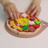Pizza de madera con ingredientes, cortador y bandeja