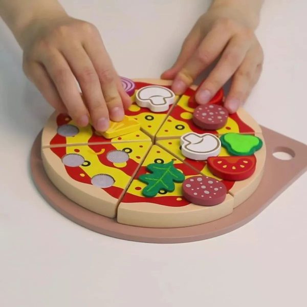 Pizza de madera con ingredientes, cortador y bandeja